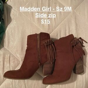 Disregard pic price
Madden Girl Sz 9 (USA)
Style:fringe- Color:brown 
$8